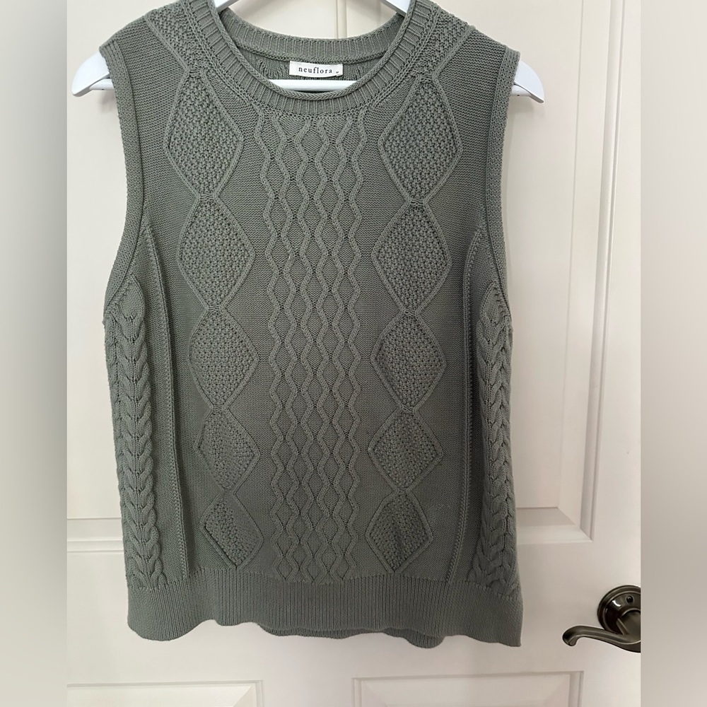 Neuflora sweater vest medium worn once